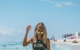 [ẢNH] Nữ cảnh sát quyến rũ nhất buộc phải lựa chọn đồng phục hay bikini